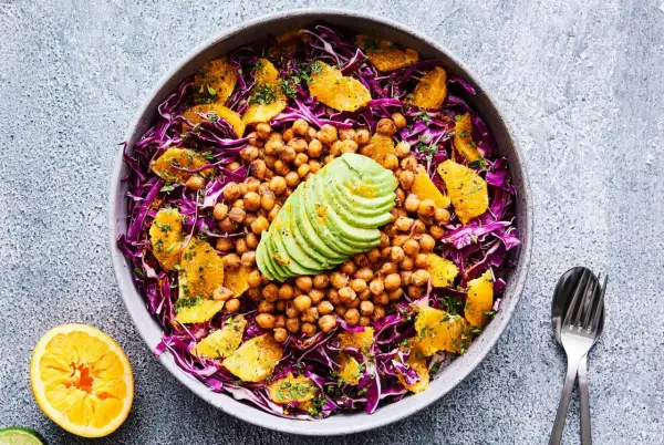 Färgglad sallad med kikärtor, apelsin och avokado. Ett härligt sallad recept för en lätt lunch.