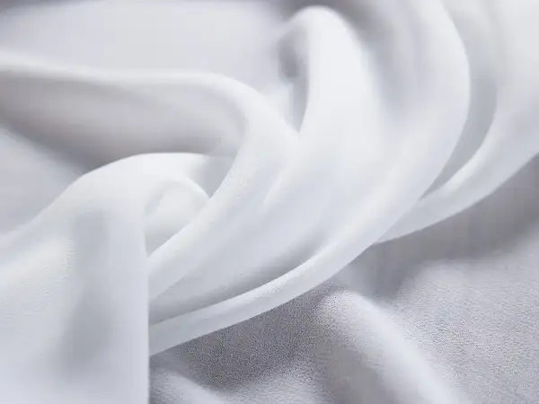 Delikatny, biały szyfon, co to za materiał? Lekki i zwiewny, idealny na letnie sukienki i eleganckie bluzki.