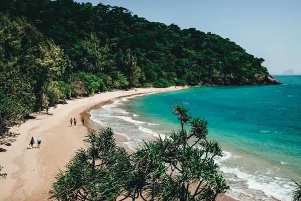 En vacker strand med turkost vatten och frodig grönska. Perfekt för utflykter på Koh Lanta.