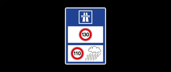 Panneau autoroutier indiquant une vitesse limite de 130 km/h par temps sec et 110 km/h par temps de pluie.