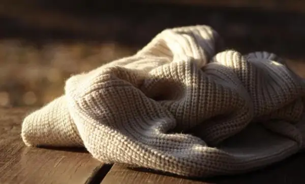 Jak skurczyć sweter w prosty sposób - skuteczne metody na każdy materiał