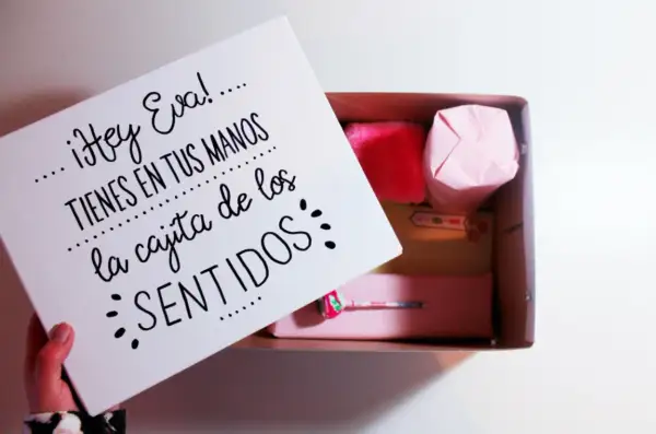 ¡Eva! Tienes en tus manos la cajita de los cinco sentidos. Contiene sorpresas para deleitar cada uno de ellos.