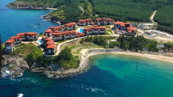 Piękne wybrzeże Bułgarii z hotelami i plażą. Idealne miejsce na wakacje, kiedy jechać? Latem!
