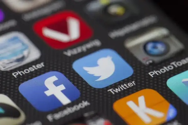 Ikony aplikacji na ekranie smartfona: Facebook, Twitter, Phoster, Vuzzywig, PhotoToast i inne. Czas na aktualizację FB!