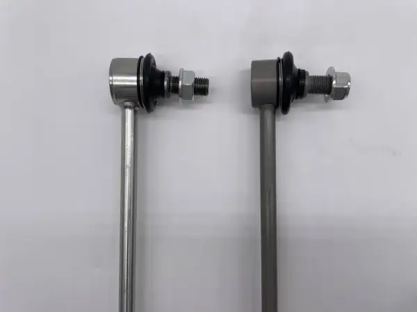 Deux biellettes de barre stabilisatrice neuves, prêtes pour le changement. Le prix de cette pièce est essentiel pour le contrôle de votre véhicule.