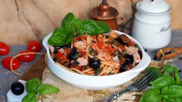 Szybkie spaghetti z tuńczykiem i oliwkami – pyszny obiad w 30 minut