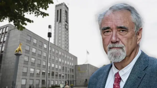 Porträtt av en äldre man med grått skägg och kavaj, framför en byggnad med ett torn. Kanske ett citat från Percy Barnevik.