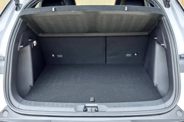 Le coffre du BYD Atto 3 est spacieux et prêt à accueillir vos bagages pour un long voyage.