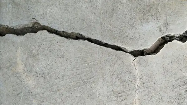 Pęknięcie w betonie, gdzie widać drobne włókno polimerowe wzmacniające strukturę.