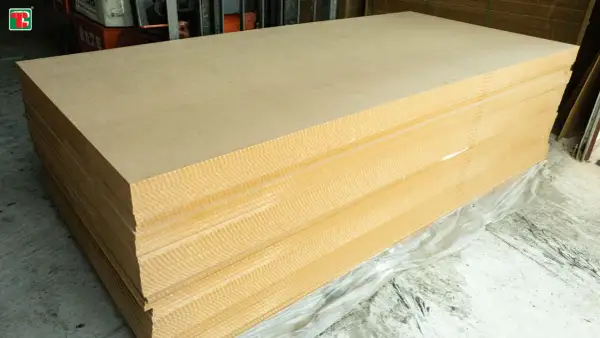 Pile de panneaux de contreplaqué ou aggloméré, prêts à être utilisés pour des projets de construction ou de décoration.