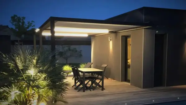 Iluminación moderna para tu pérgola: luces LED integradas y focos que realzan la vegetación.