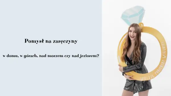 Uśmiechnięta dziewczyna w błyszczącej sukience trzyma gigantyczny pierścionek zaręczynowy. Idealny pomysł na wierszyki na zaręczyny i wieczór panieński!