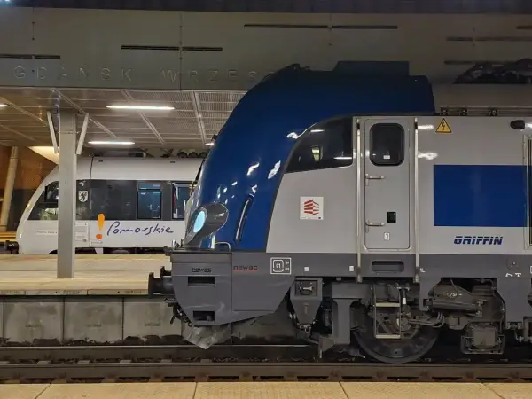 PKP bilet miesięczny cennik. Lokomotywa Griffin i pociąg Pomorskie na stacji Gdańsk Wrzeszcz.