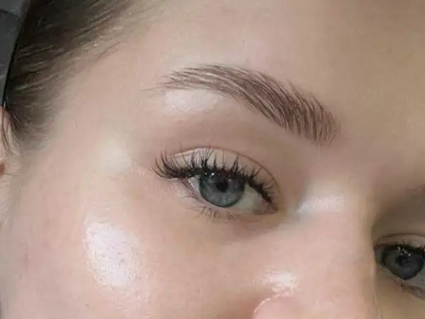 Skóra wokół oczu lśni dzięki kremowi pod oczy Beauty of Joseon. Delikatne brwi i długie rzęsy podkreślają spojrzenie.