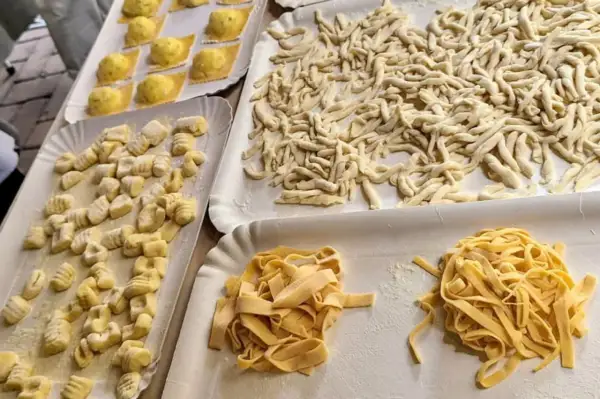 Plateaux de pâtes fraîches variées : gnocchis, trofie, raviolis et tagliatelles. Un vrai festin pour suivre une recette pâte fraîche chef italien.