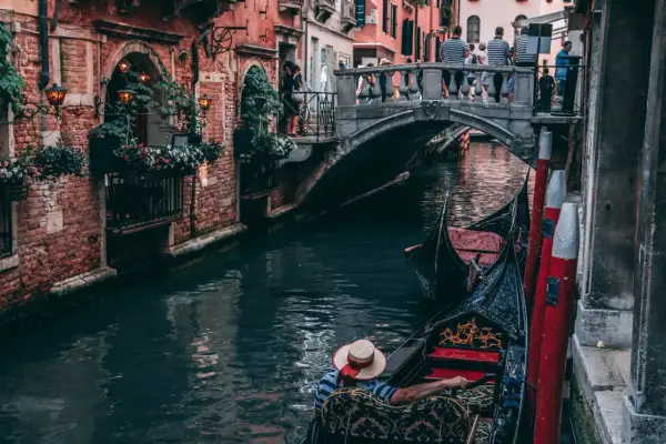 Gondola płynie kanałem, pod mostem, wśród ceglanych kamienic. To polska Wenecja, gdzie czas płynie wolniej.