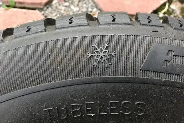 Opona wielosezonowa z oznaczeniem płatka śniegu. Napis "TUBELESS" na boku.
