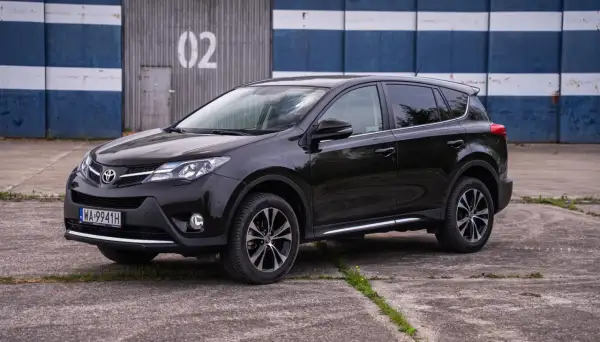 Czarny Toyota RAV4 2020. Sprawdź atrakcyjną cenę tego SUV-a.