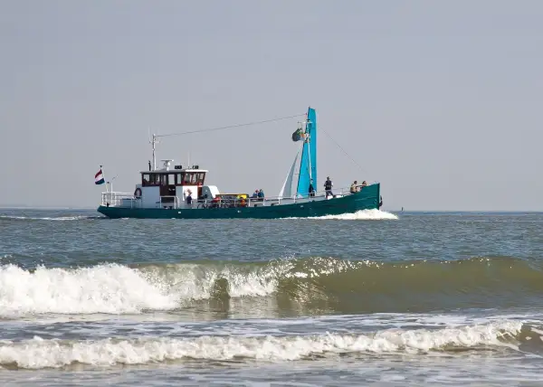 Ein Boot mit Anglern auf dem Weg zum gelben Riff. Die beste Angelzeit beginnt jetzt!
