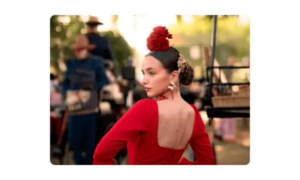 Joven con vestido rojo y rosas en el pelo, lista para la feria.