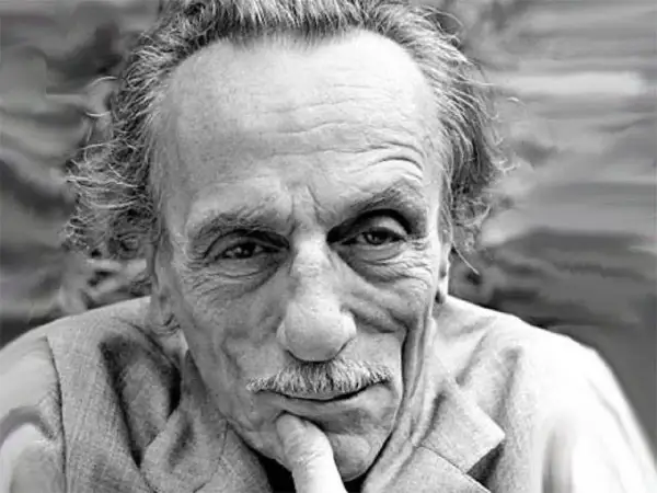 Ritratto in bianco e nero di un anziano uomo con baffi, uno dei grandi attori napoletani, con la mano sul mento.