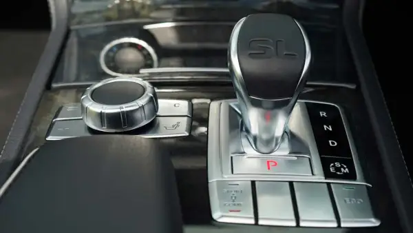Manopola e leva del cambio semiautomatico Mercedes con selettore modalità di guida.