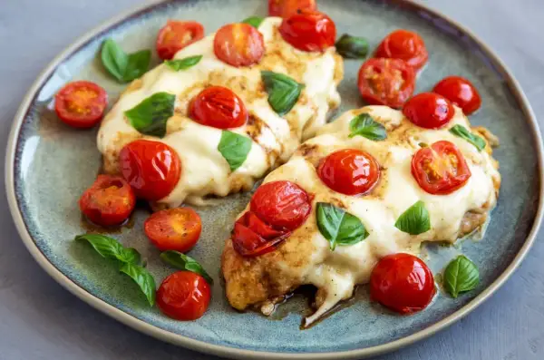 Mozzarella na obiad: Pyszne przepisy na ciepło (nie tylko Caprese)