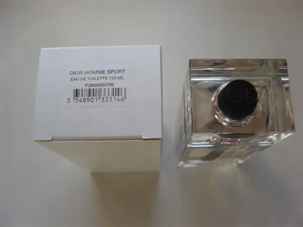 Elegancki flakon Dior Homme Sport 125 ml z czarną nakrętką i logo CD. Obok białe pudełko z informacjami o produkcie.
