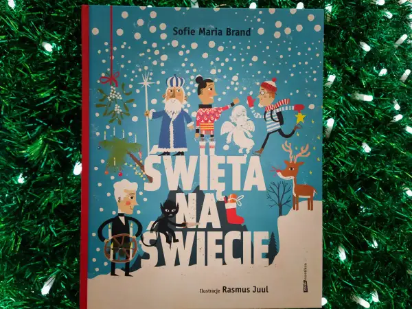 Okładka książki "Święta na świecie" Sofie Marii Brand. Wesoła ilustracja z Mikołajem, aniołkiem, reniferem i innymi postaciami.