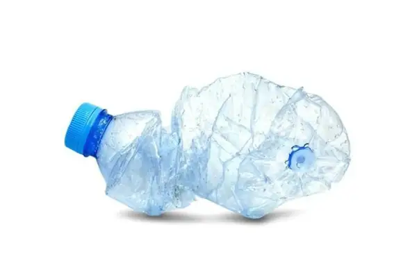 Bouteille d'eau plastique écrasée, symbole du danger de la pollution.