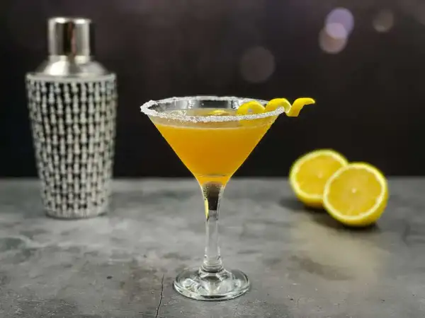 Elegancki drink BMW, przygotowany z cytryną i lodem, czeka na spróbowanie.