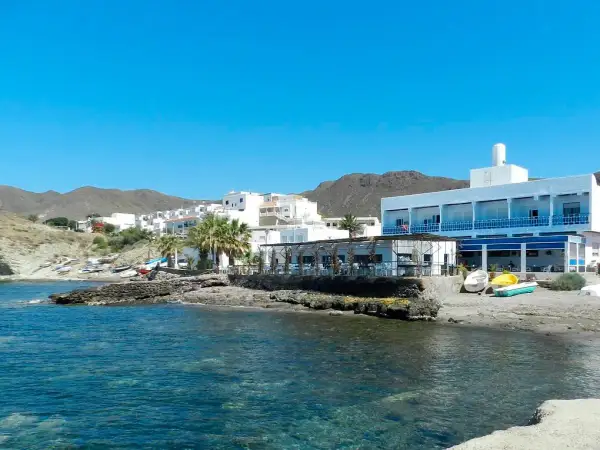Restaurantes y hoteles en la playa de La Isleta del Moro. Un lugar perfecto donde comer y disfrutar del mar.