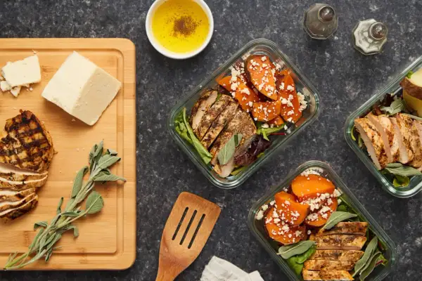 Pasti gustose e nutrienti, queste insalate con pollo grigliato e patate dolci sono l'ideale per capire cosa mangiare prima di andare in palestra per avere forza.