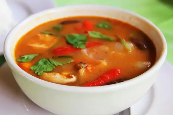 Aromatyczna zupa Tom Yum z krewetkami i chili. Czy ta pasta curry jest najostrzejsza?