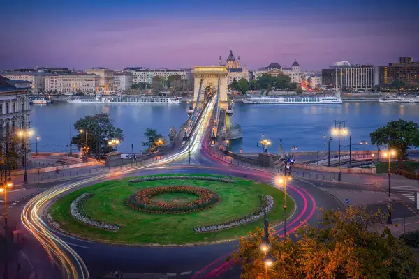 Budapeszt nocą: Most Łańcuchowy i krąg światła samochodów. Węgry atrakcje, które zachwycają.