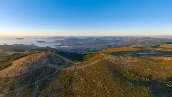 Vista panorámica desde el alto da Groba, con el mar y la costa al fondo.