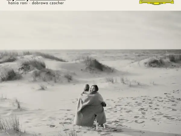 Hania Rani i Dobrawa Czocher, otulone kocem na plaży, tworzą "Inner Symphonies".