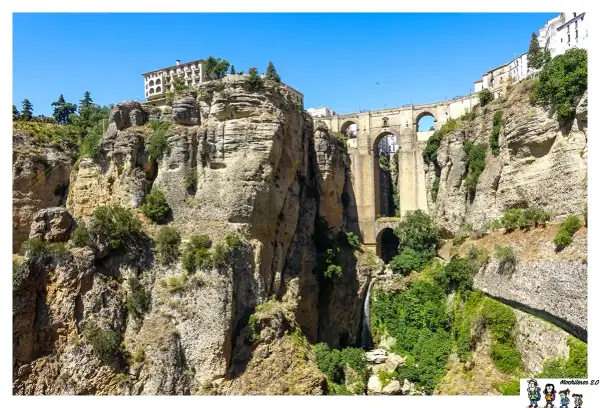 Impresionante puente Nuevo de Ronda, una maravilla de la ingeniería que cruza un profundo tajo. La ruta ronda ofrece vistas espectaculares.