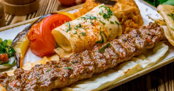 Kebab: Co kryje się w rożnie? Prawda o kaloriach, tłuszczach i soli