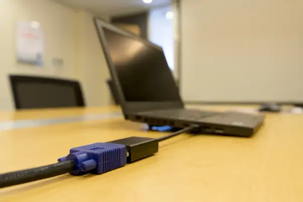 Laptop do rzutnika: Podłącz łatwo, rozwiąż problemy (Win/Mac)