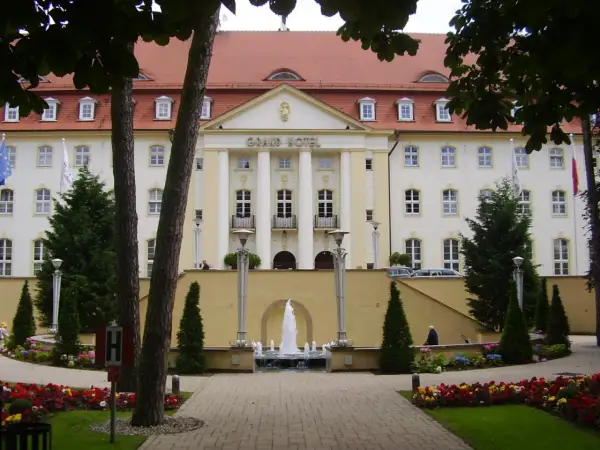 Grand Hotel w Sopocie z fontanną i ogrodem.