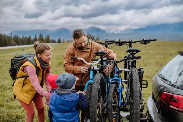 Rodzina przygotowuje rowery do jazdy po malowniczych trasach rowerowych Zakopane.