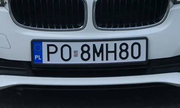 Tablica rejestracyjna PO 8MH80, wskazująca na rejestrację w Poznaniu.