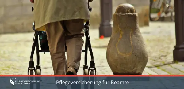 Eine Person mit einem Rollator geht über einen gepflasterten Weg. Im unteren Bereich steht "Pflegeversicherung für Beamte".