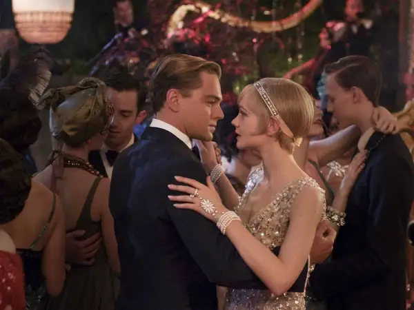 Gatsby i Daisy tańczą na przyjęciu. Scena z filmu "Wielki Gatsby" oddaje atmosferę epoki i kluczowe momenty streszczenia.
