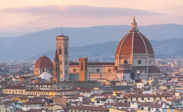 Vue panoramique de Florence au coucher du soleil, avec le Duomo et le campanile de Giotto. Idéal pour visiter Florence.