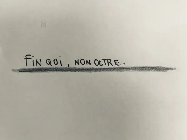 Fin qui, non oltre." Una frase scritta a mano su carta, che suggerisce come farsi rispettare in amore, ponendo dei limiti chiari.