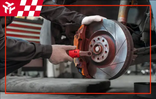 Mechanik sprawdza tarczę hamulcową, upewniając się, że jej **minimalna grubość tarczy hamulcowej** jest zachowana dla bezpieczeństwa.