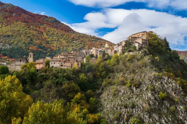 Villalago, un borgo incantevole su un colle roccioso, circondato da boschi autunnali. Cosa vedere in questo gioiello abruzzese?