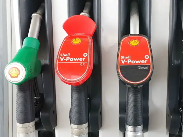 Dylemat kierowcy: Shell V-Power Diesel czy Verve? Dwa dystrybutory paliwa, jeden zielony, drugi czerwony z napisem V-Power Diesel.